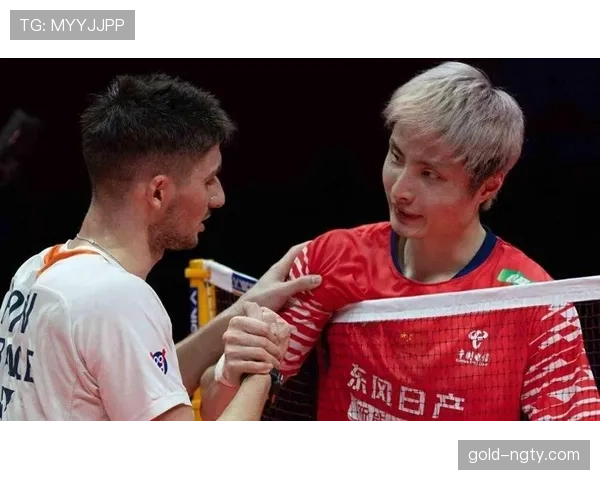 石宇奇穿得比谁都随意，场上那股子狠劲让人完全没法想象他今天刚起床